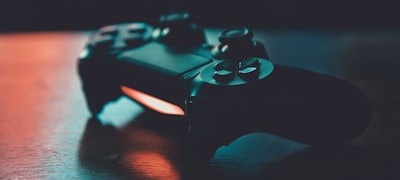 奇幻角色扮演游戏《符文纪元》角色选择界面，展示不同职业